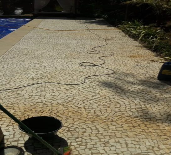 Execução de limpeza de chão de piscina